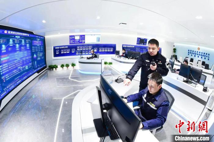 民警在綜合指揮室工作?！←}都警方供圖
