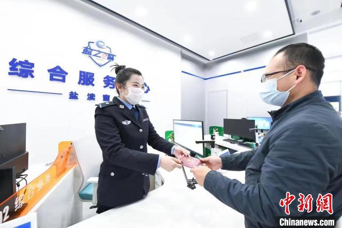 群眾在綜合服務(wù)大廳辦理業(yè)務(wù)?！←}都警方供圖