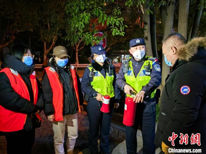 25日夜間至26日早晨，上海警方組織1.8萬余名警力，與15萬名平安志愿者一同嚴(yán)管煙花爆竹燃放?！∩虾Ｊ泄簿制謻|分局供圖