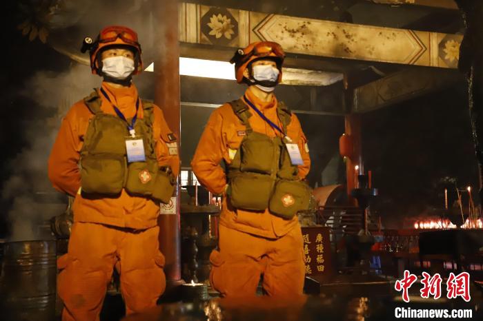 消防救援人員擔負景區(qū)執(zhí)勤任務。　陳明杰 攝