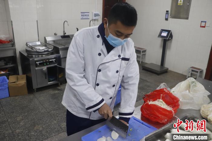 消防救援人員在切菜。　陳明杰 攝