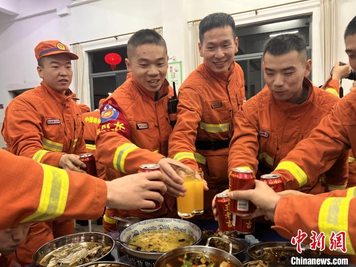 消防救援人員春節(jié)聚餐。　陳明杰 攝