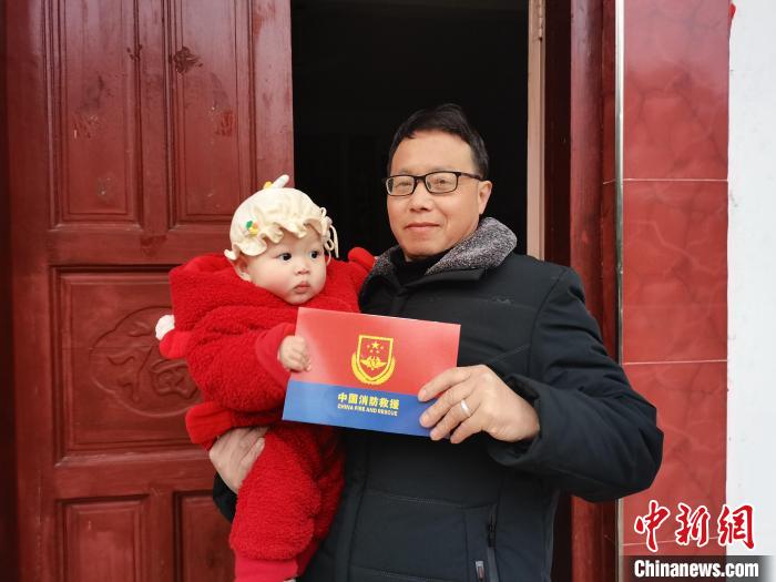 消防救援人員家屬收到新春慰問信。　陳明杰 攝