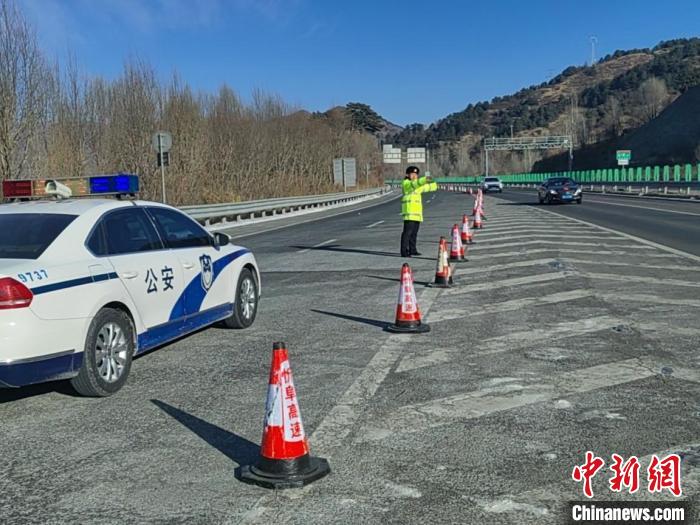 山西高速交警在滄榆高速五臺(tái)山景區(qū)收費(fèi)站主線(xiàn)路面實(shí)施車(chē)輛分流?！∩轿鞲咚俳痪?攝