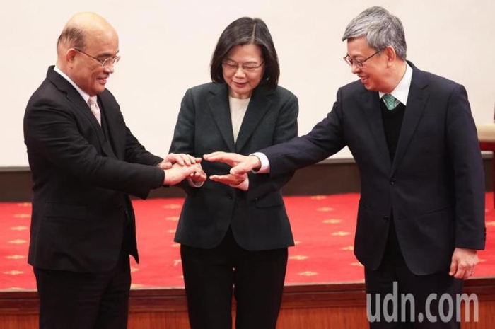 蔡英文總統(tǒng)（中）宣布內(nèi)閣改組，昨（27）天牽著行政院長蘇貞昌（左）與準(zhǔn)閣揆前副總統(tǒng)陳建仁（右）的手一起合影。記者潘俊宏／攝影 蔡晉宇