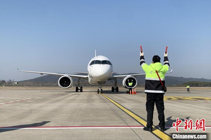 1月28日，中國東航全球首架C919國產(chǎn)大飛機執(zhí)行MU7817次航班平穩(wěn)落地南昌昌北國際機場?！|航江西分公司 供圖