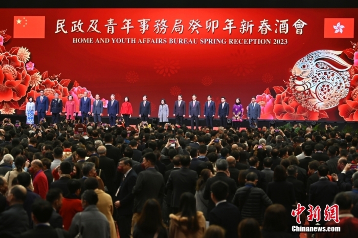 1月27日下午，香港特區(qū)政府民政及青年事務(wù)局舉辦癸卯年新春酒會(huì)，與香港各區(qū)青年同賀新春。圖為香港特區(qū)行政長(zhǎng)官李家超(右八)等出席新春酒會(huì)。 <a target='_blank' href='/'>中新社</a>記者 李志華 攝