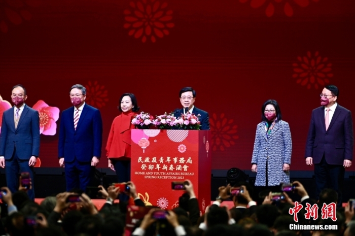 1月27日下午，香港特區(qū)政府民政及青年事務(wù)局舉辦癸卯年新春酒會(huì)，與香港各區(qū)青年同賀新春。圖為香港特區(qū)行政長(zhǎng)官李家超(右三)致辭。 <a target='_blank' href='/'>中新社</a>記者 李志華 攝