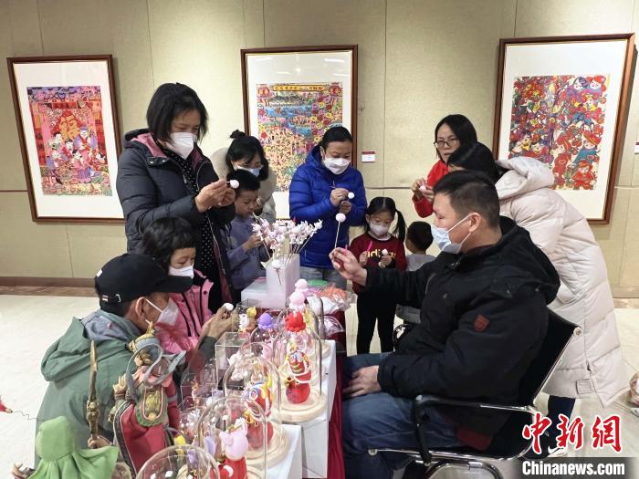 山東省文化館邀請(qǐng)非遺傳承人現(xiàn)場(chǎng)展演展示。