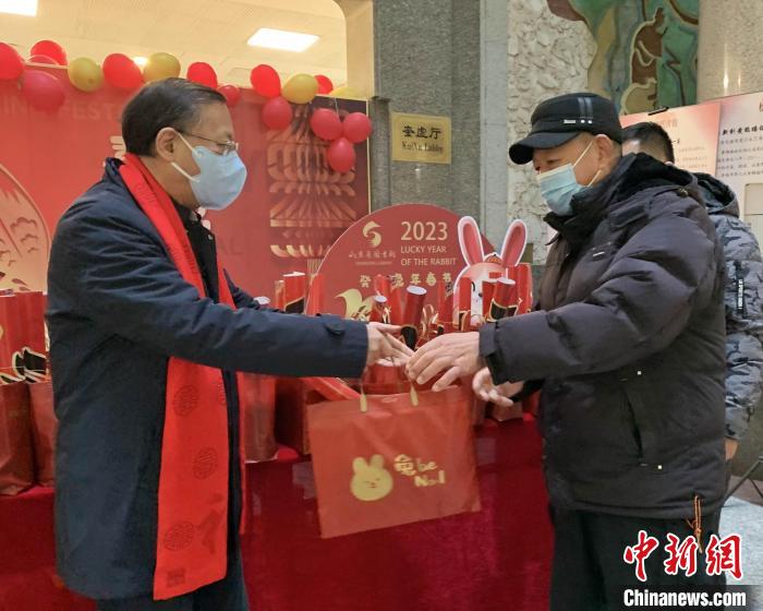 大年初一，山東省圖書館副館長(zhǎng)李西寧帶領(lǐng)工作人員向兔年第一批讀者贈(zèng)送書香大禮包?！墙ū?攝