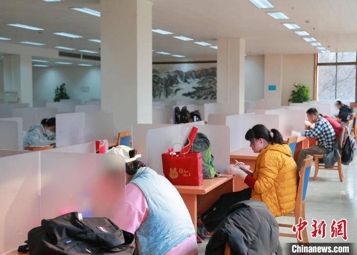 眾多學(xué)生、上班族利用假期空閑時(shí)間到山東省圖書館充電學(xué)習(xí)?！∪A天舒 攝