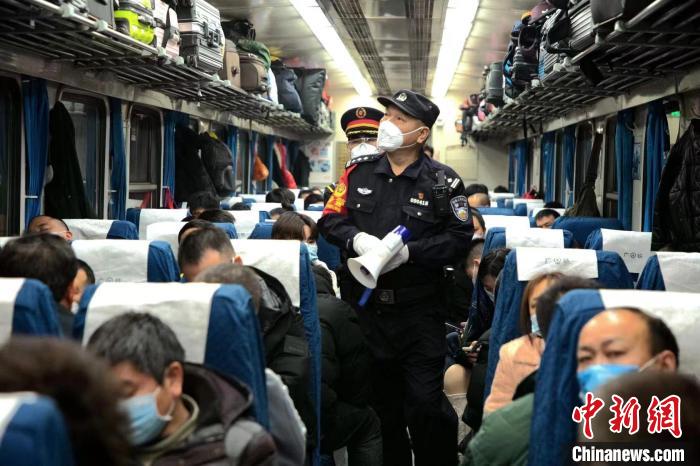 乘警“老譚”值乘最后一趟列車：有開心，更有不舍