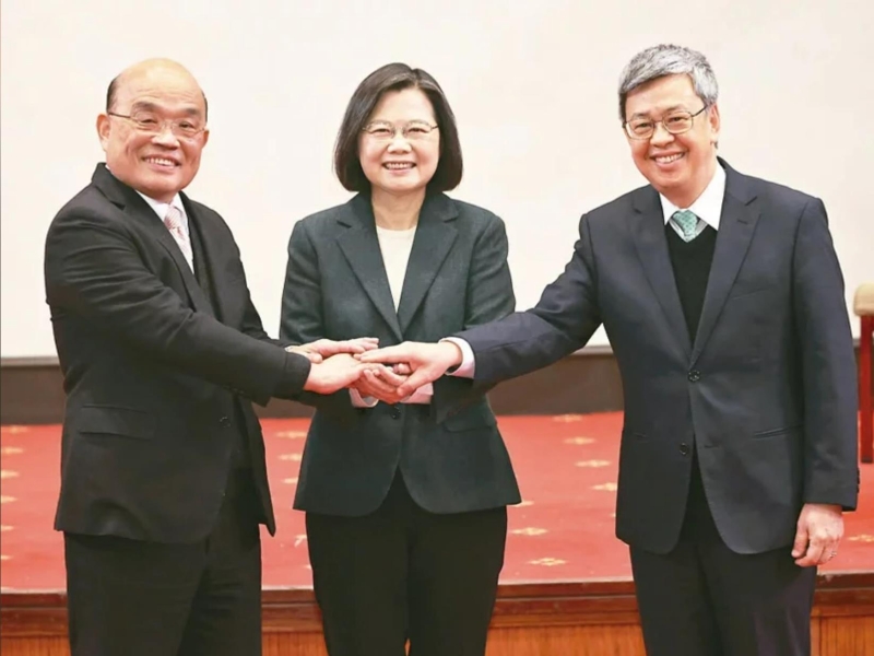 蔡英文總統(tǒng)（中）昨天與將卸任的行政院長(zhǎng)蘇貞昌（左）與準(zhǔn)閣揆前副總統(tǒng)陳建仁合影。記者潘俊宏／攝影