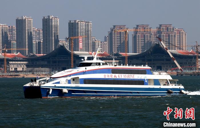 1月7日，廈金客運(yùn)航線恢復(fù)通航的首航航班從廈門五通客運(yùn)碼頭駛向金門。 中新社發(fā) 鐘欣 攝.jpg