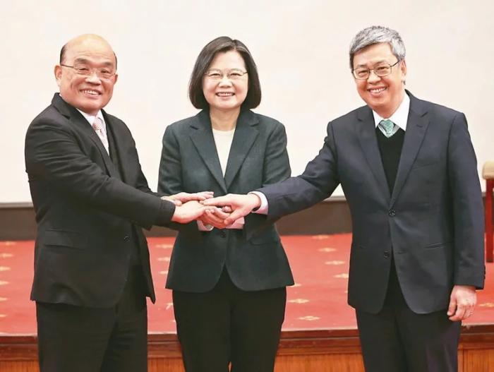 蔡英文(中)與蘇貞昌(左)及陳建仁合影。圖片來源：臺(tái)灣聯(lián)合新聞網(wǎng) 潘俊宏 攝.jpg