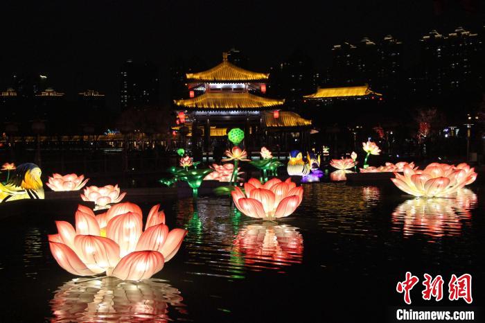 圖為春節(jié)期間，在西安大唐芙蓉園舉行的新春燈會(huì)。　張一辰 攝