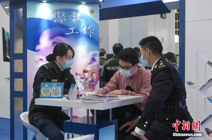 香港懲教署設(shè)展位向市民介紹其工作。 陳永諾 攝