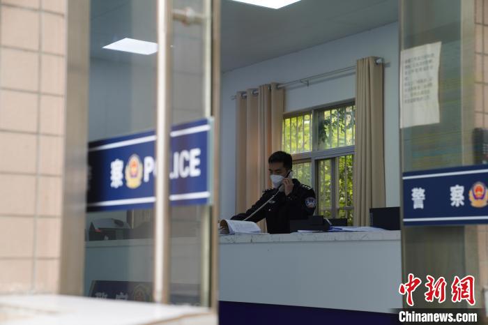 圖為南寧鐵路公安處南寧乘警支隊綜合調(diào)度室?！⊥鯓s鑫 攝