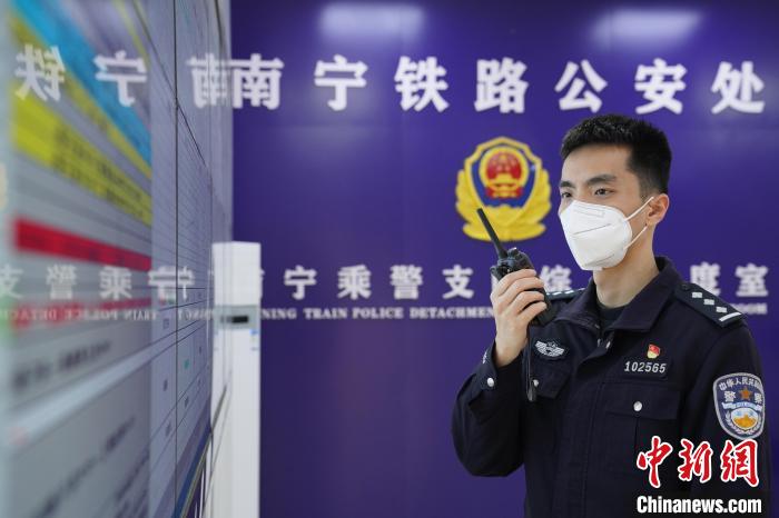 圖為民警黃昊正在用對講機進行點名調(diào)度?！⊥鯓s鑫 攝