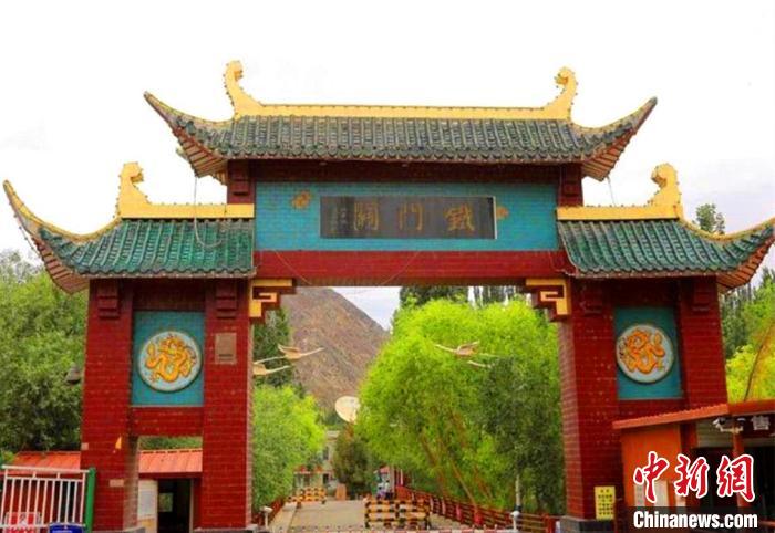 鐵門關(guān)景區(qū)?！∈酚窠?攝
