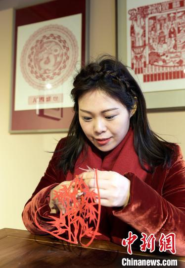 圖為梁巧艷在剪窗花?！⊥鯆赡?攝