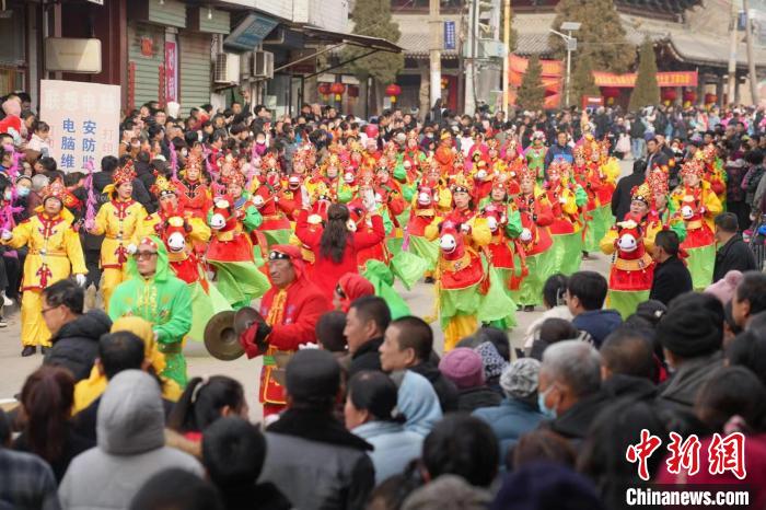 風行于山西的傳統(tǒng)民俗活動“跑竹馬”?！∥淇〗?攝