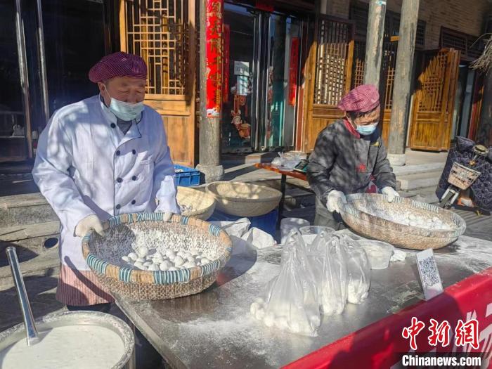 傳統(tǒng)的制法，地道的口味，手工元宵現(xiàn)做現(xiàn)賣，口感新鮮，為民眾的年味增加甜蜜?！№n俊媛 攝