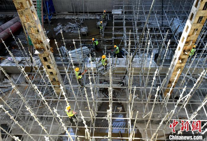 1月29日，福建福州，中鐵工人在濱海快線施工工地作業(yè)。