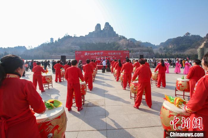 圖為元宵節(jié)民間文藝展演活動(dòng)開幕現(xiàn)場(chǎng)?！∷屋x 攝