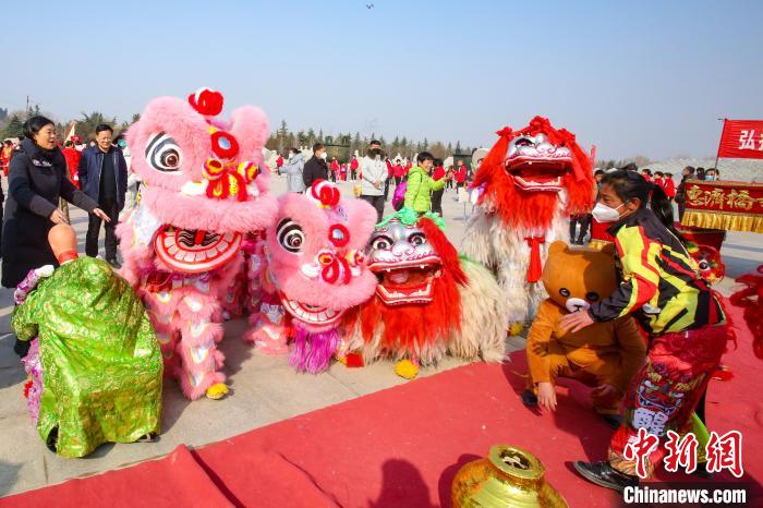 圖為活動(dòng)現(xiàn)場(chǎng)的舞獅隊(duì)?！∷屋x 攝