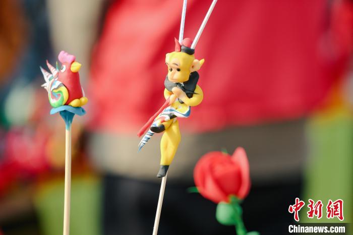 圖為活動(dòng)現(xiàn)場(chǎng)的非遺展示作品。　宋輝 攝