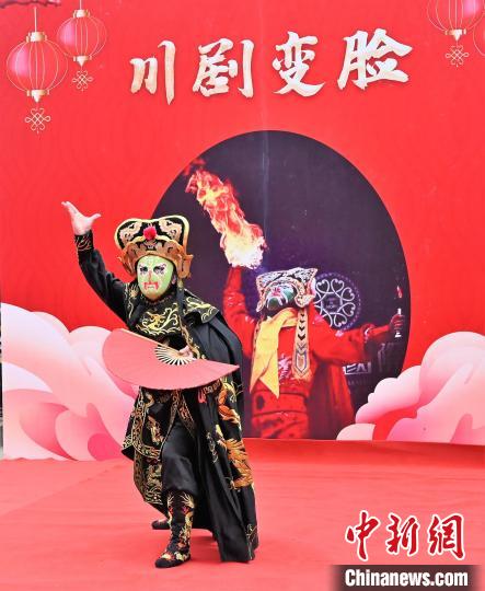 川劇變臉?！?周桂婷 攝