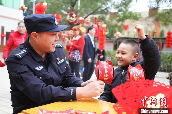 父子倆同時(shí)舉燈籠，臉上洋溢著幸福的笑容?！↑S曉君 攝