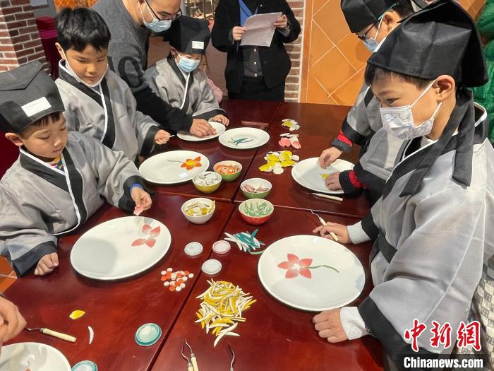 現(xiàn)場(chǎng)制作剪瓷雕?！「＝ㄊ」咆任幕芯繒?huì)供圖