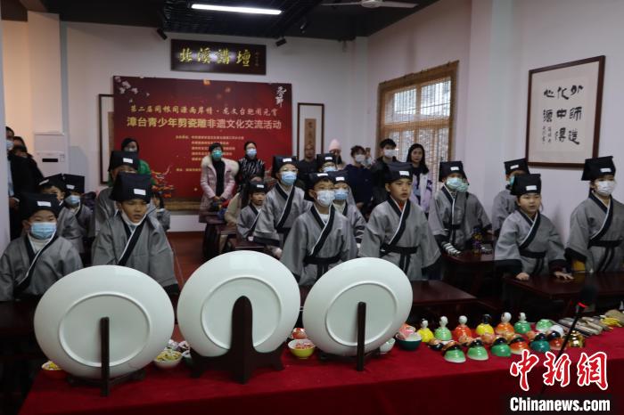 漳臺(tái)青少年們認(rèn)真聆聽剪瓷雕歷史文化背景?！「＝ㄊ」咆任幕芯繒?huì)供圖
