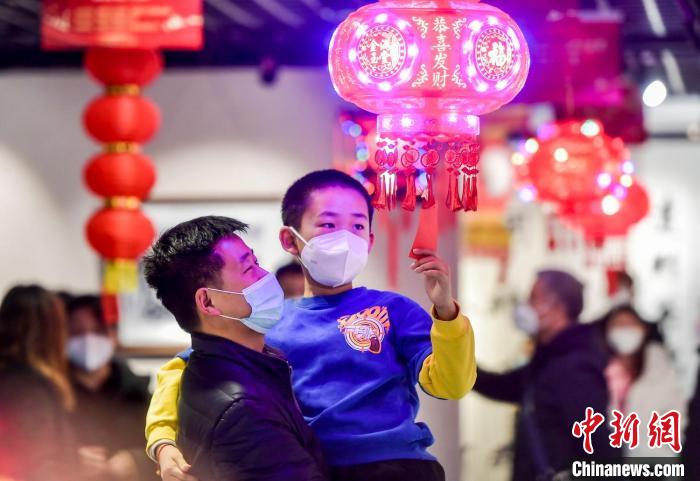 賞花燈、猜燈謎、品湯圓，聽相聲，共迎元宵佳節(jié)。　劉新 攝