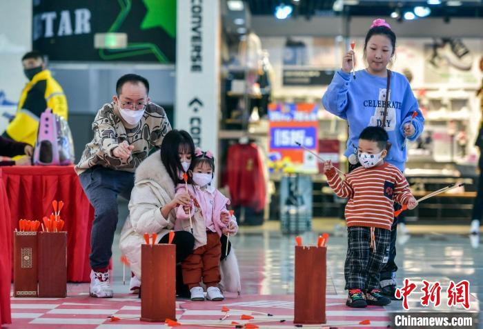 古老的投壺游戲吸引市民參與。　劉新 攝
