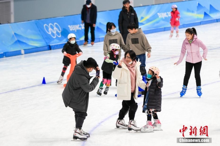 1月26日正月初五，北京，民眾在國家速滑館“冰絲帶”內(nèi)享受滑冰運動的樂趣，樂享新春假期。 <a target='_blank' href='/'>中新社</a>記者 賈天勇 攝