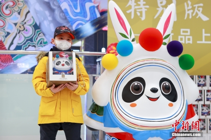 12月28日，“北京2022冰墩墩兔年特別版系列”在北京發(fā)布。此次系列新品是以北京傳統(tǒng)民俗中的經(jīng)典兔子形象“兔爺”為創(chuàng)意點，形成具有民族特色的“兔墩墩”。此次發(fā)布的“冰墩墩兔年特別版”系列新品，既是慶祝北京2022年冬奧會一周年，同時是對即將到來的兔年寄予新春的祝福。圖為買到“兔墩墩”的小朋友在拍照。 <a target='_blank' href='/'>中新社</a>記者 賈天勇 攝