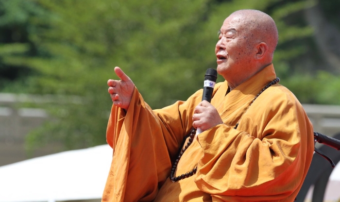 佛光山創(chuàng)辦人星雲(yún)法師昨天下午離世，享耆壽97歲。圖為2018年，星雲(yún)大師公開向信眾開示。(資料照／佛光山提供)