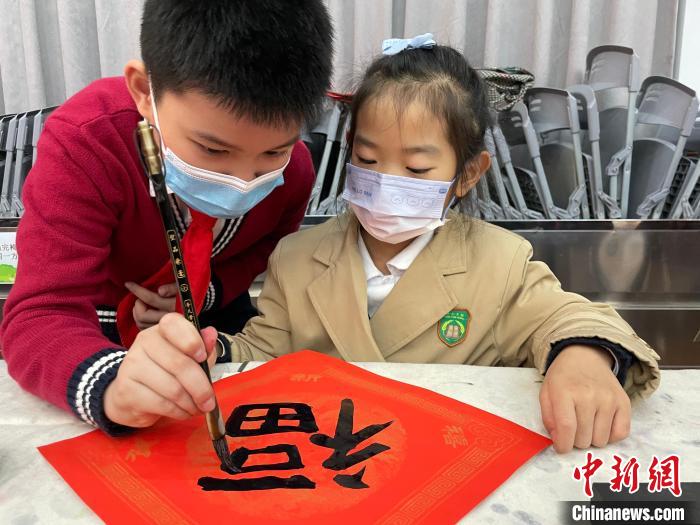廣州港澳子弟班開(kāi)學(xué)：期待加大與港澳“姊妹學(xué)?！眮?lái)往