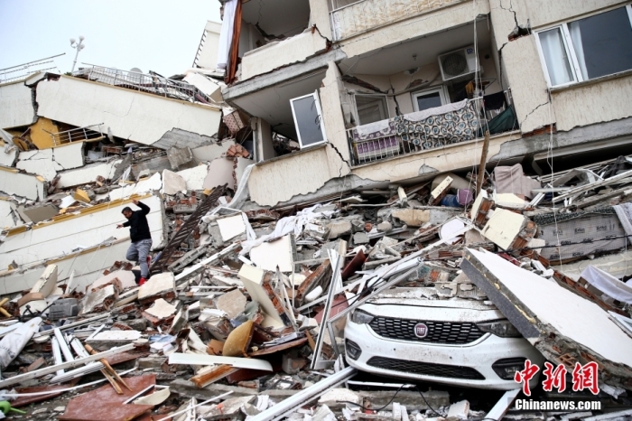 當?shù)貢r間6日，土耳其發(fā)生7.8級地震，圖為土耳其哈塔伊，倒塌的建筑物與受損車輛。圖/視覺中國