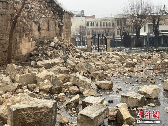 圖為土耳其加濟安泰普城堡，墻壁在地震中變成一地碎磚。該古堡有數(shù)千年歷史，最早建于公元2至4世紀的羅馬時期，當時是一座瞭望塔。圖/視覺中國