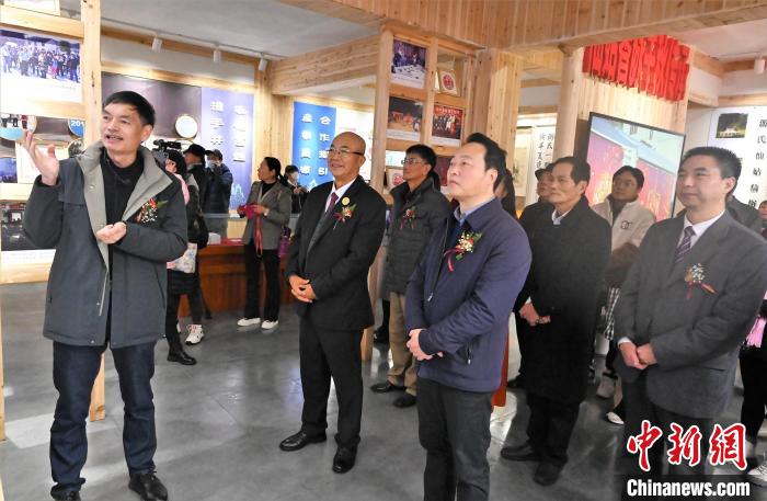 嘉賓參觀游仙姑民俗文化暨對臺交流成果展示館?！≈芄疰?攝