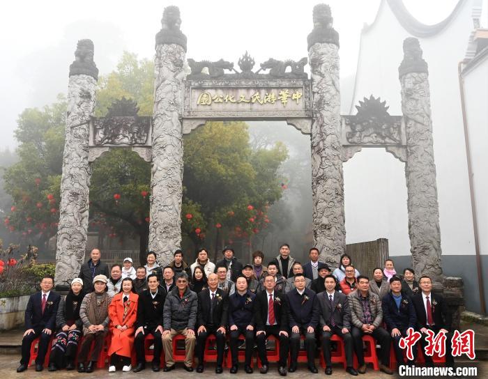 參加活動的兩岸人士合影留念。