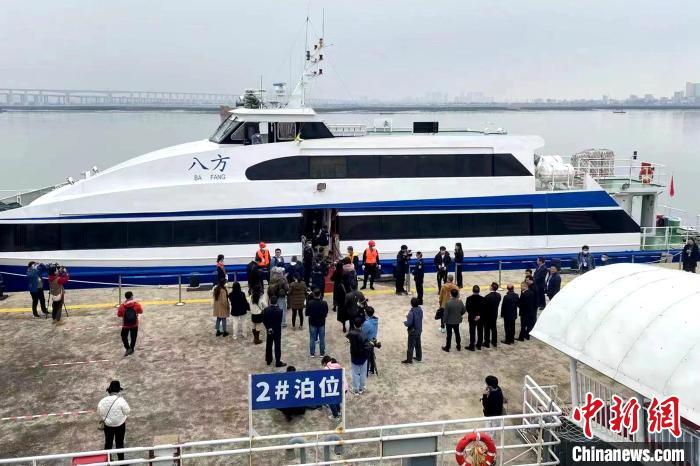 泉金客運(yùn)航線恢復(fù)通航的首批乘客登船?！∪?攝