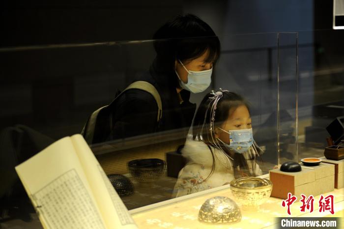 圖為市民與孩童觀賞展品?！「咪?攝