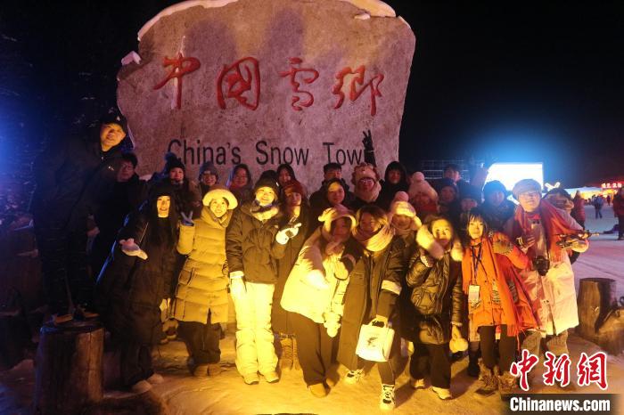 營員們在雪鄉(xiāng)合影?！『邶埥∨_聯提供