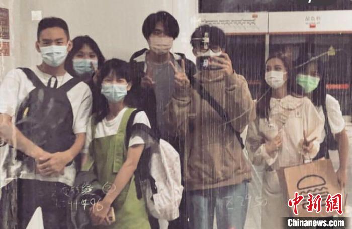 圖為徐澤中在大陸與朋友們活動(dòng)。　徐澤中 供圖