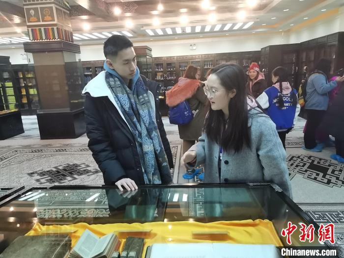 圖為冬令營(yíng)期間，徐澤中(左一)正在內(nèi)蒙古大學(xué)與學(xué)生交流。　傅雅鑫 攝